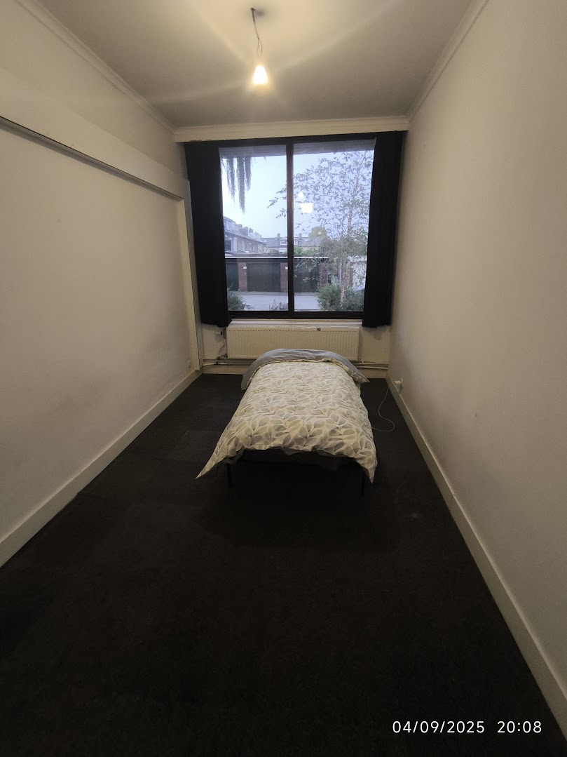 Room with bed and stuff